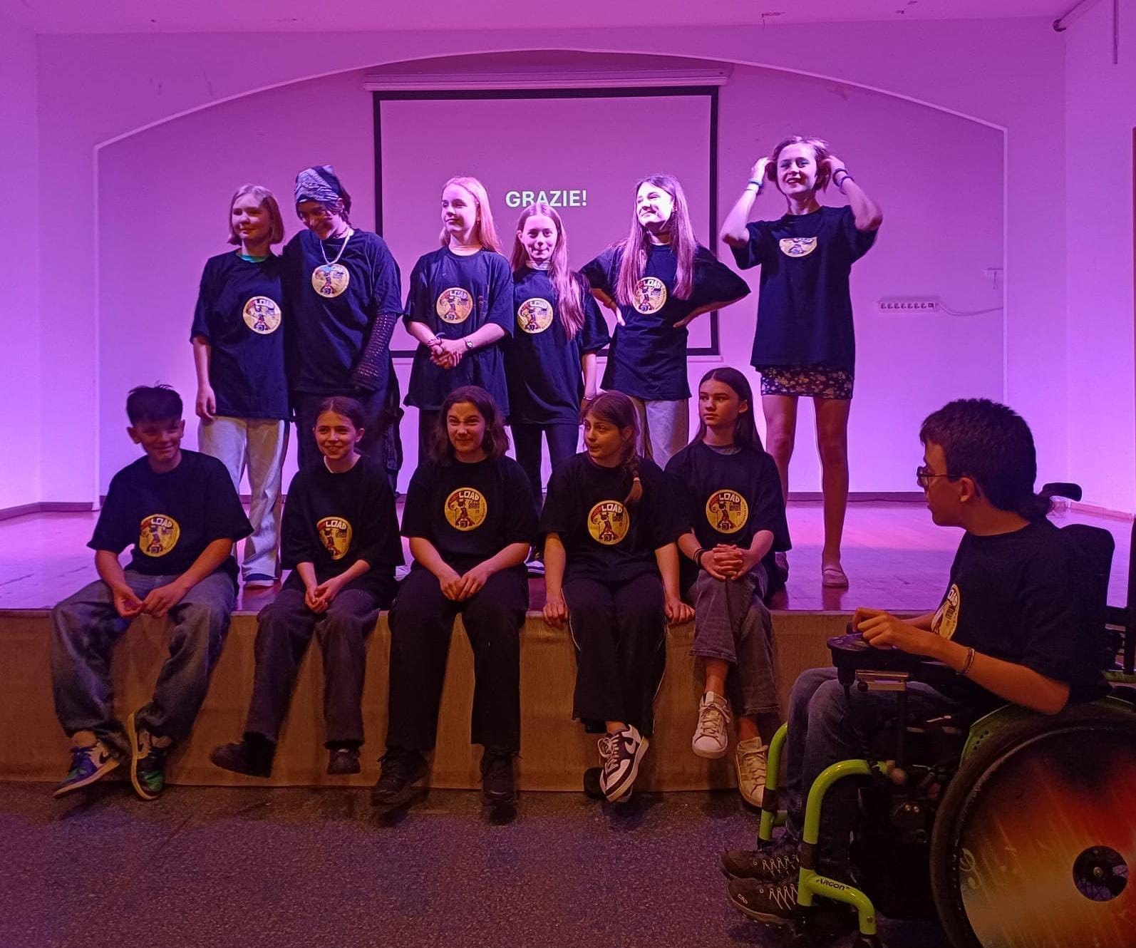 Il gruppo di Adolescénica sul palco al termine della performance
