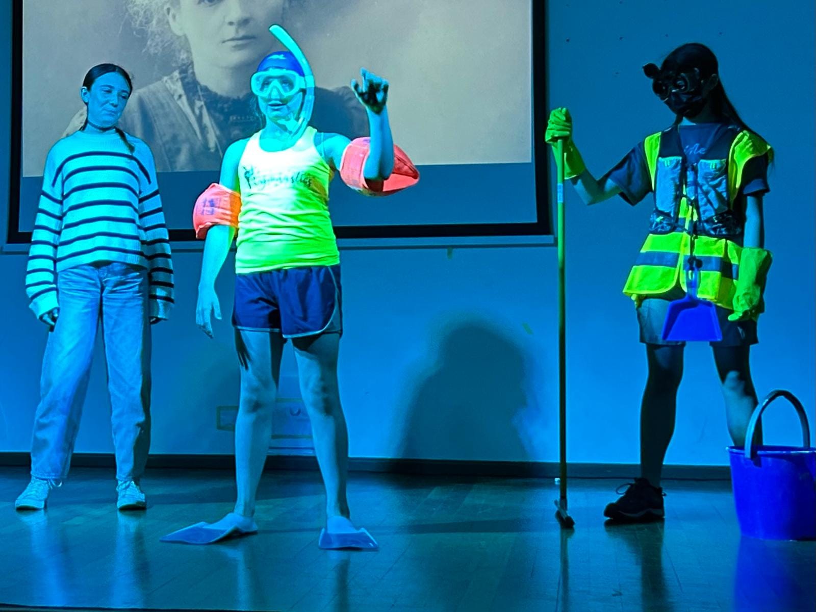 Tre partecipanti durante una scena dello spettacolo